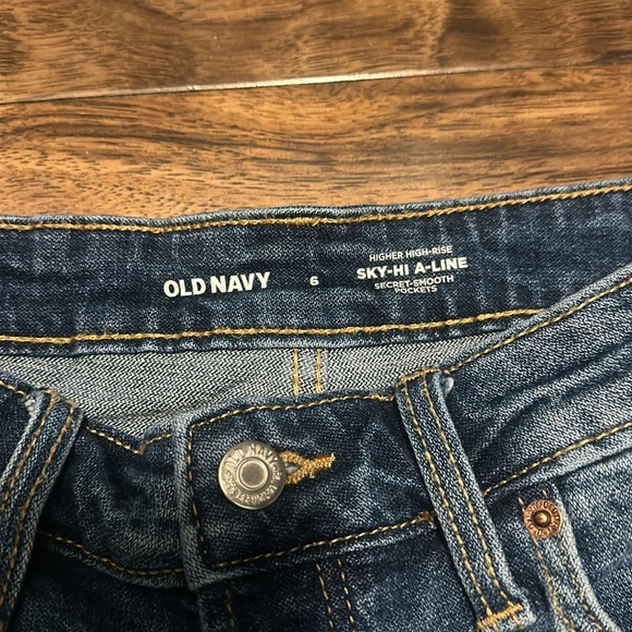 Old Navy Higher High-Rise Sky-Hi A-Line Dark Jean Shorts - Picture 2 of 3